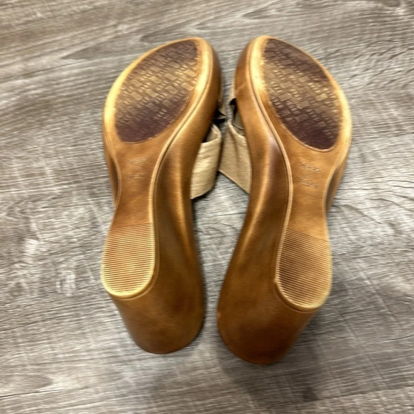 Italian shoemakers wedge gorgeous sandals w gold drops - Picture 3 of 3